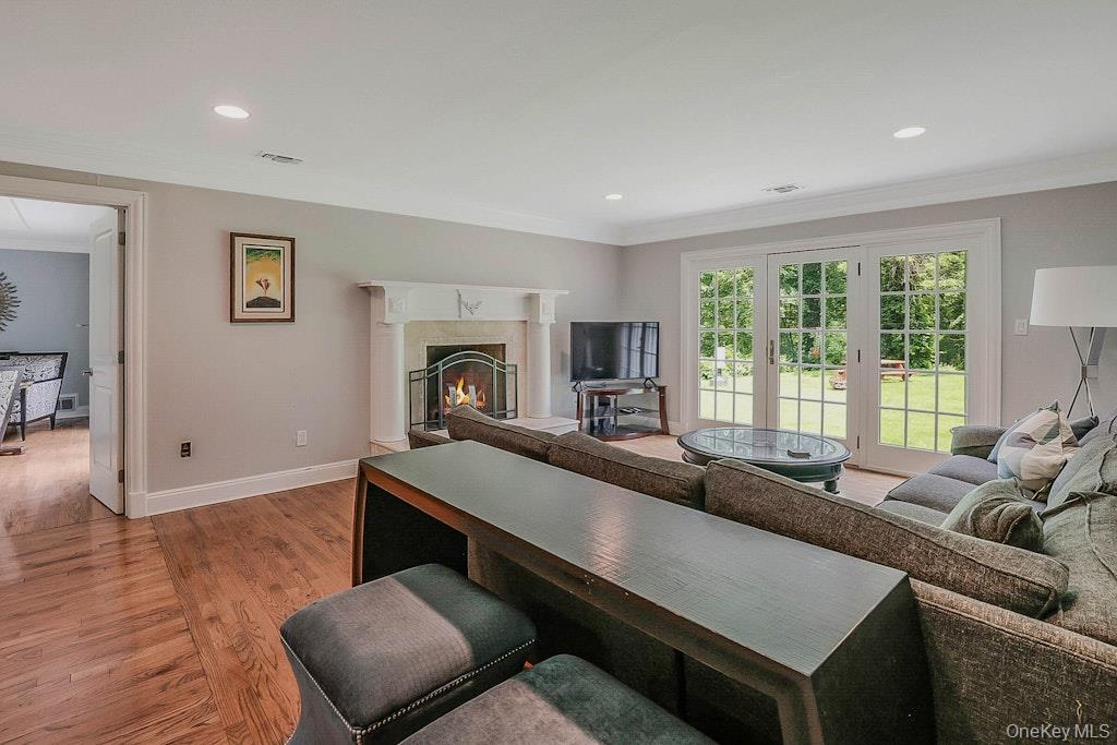 47 Sherwood Gate, Oyster Bay, NY 11771