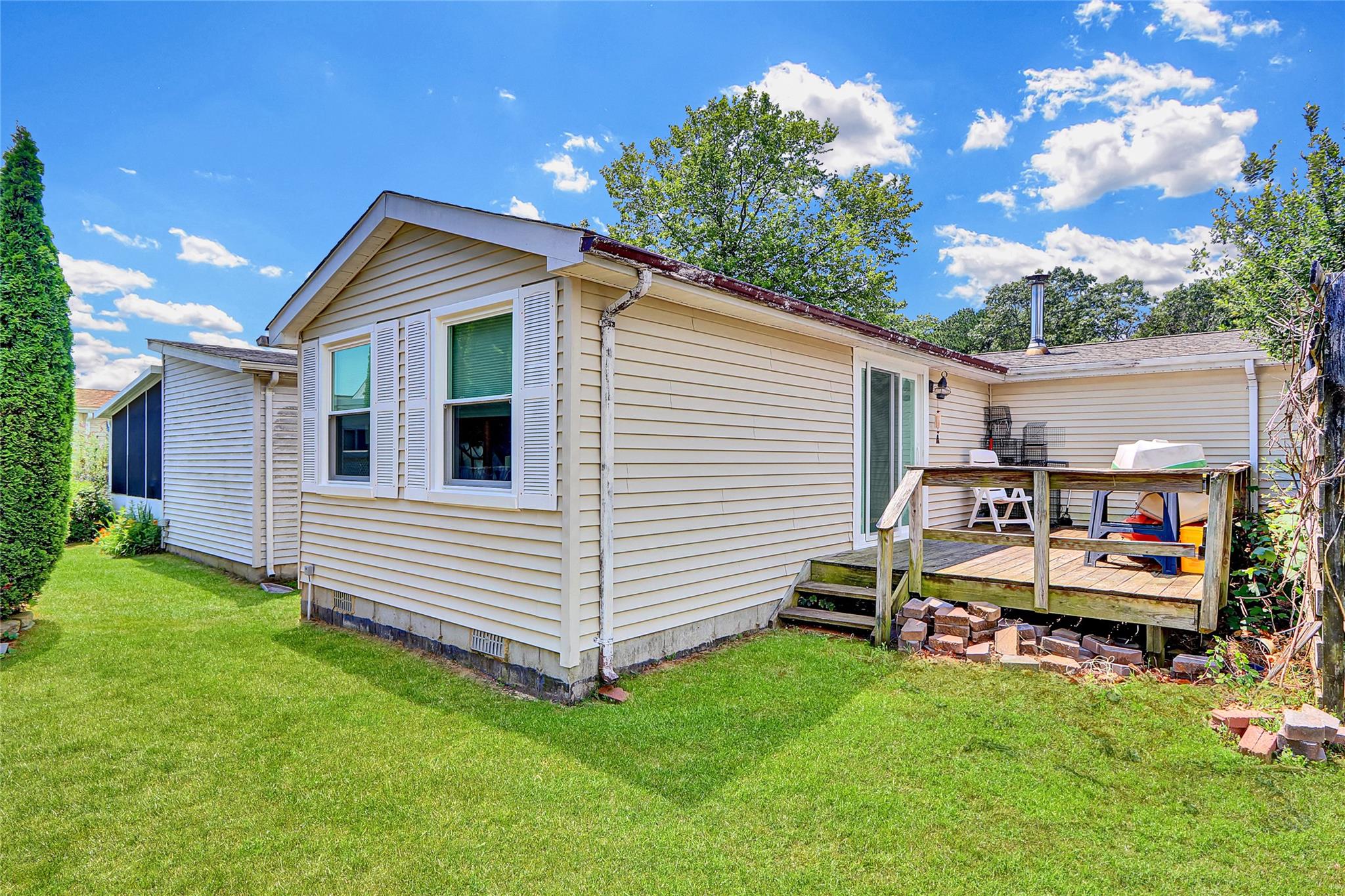 164 Village Circ W, Manorville, NY 11949