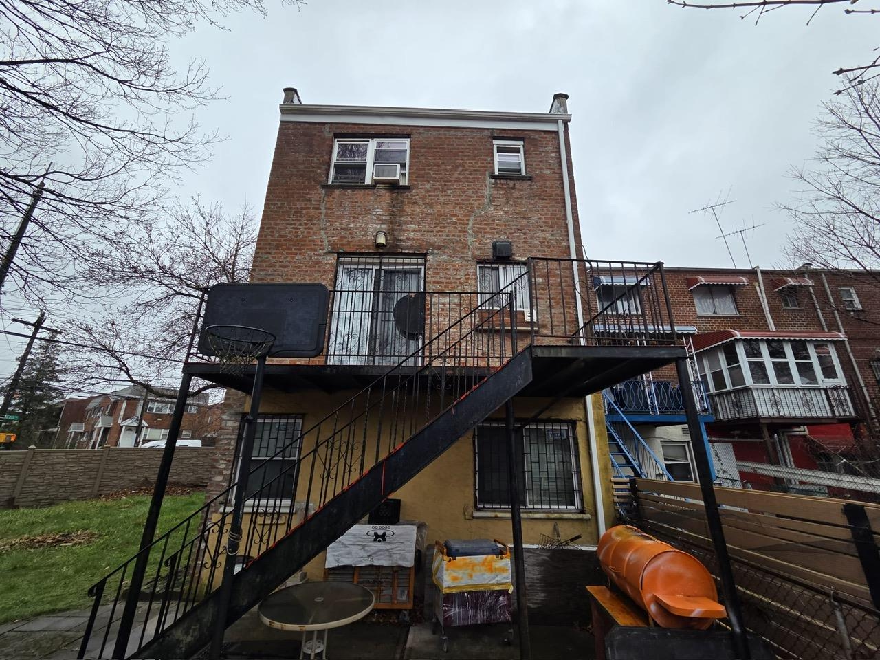 1073 E 233rd Street, Bronx, NY 10466
