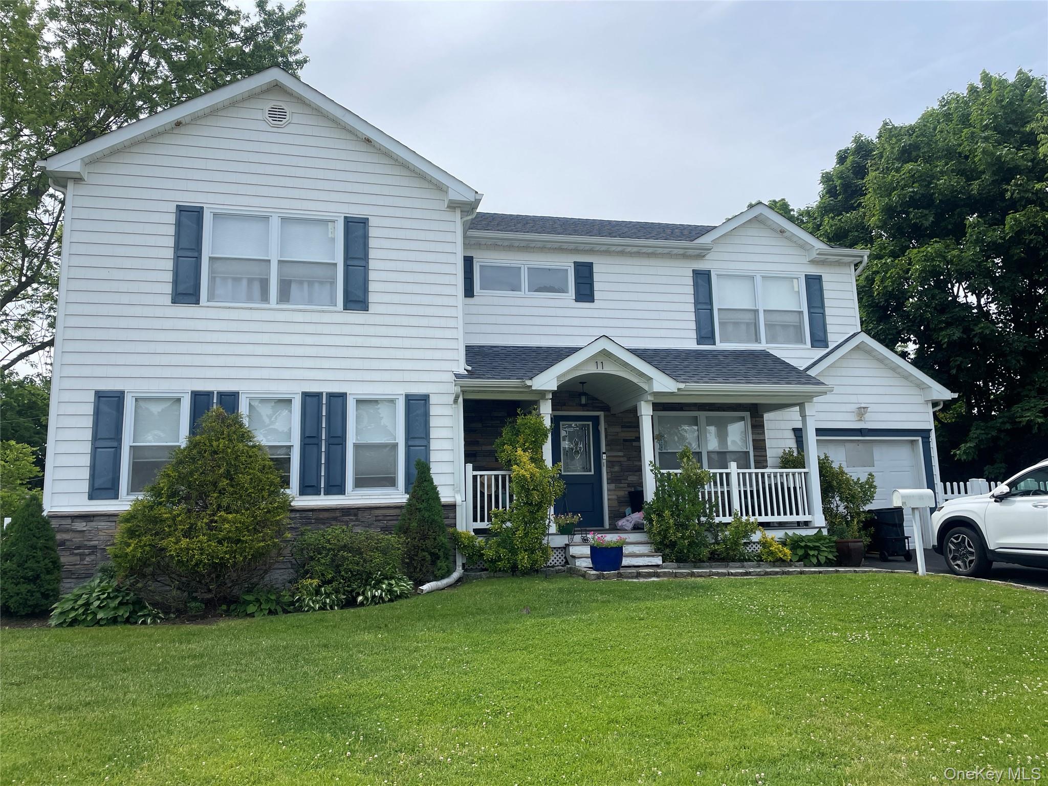 11 Charlotte Place, Plainview, NY 11803