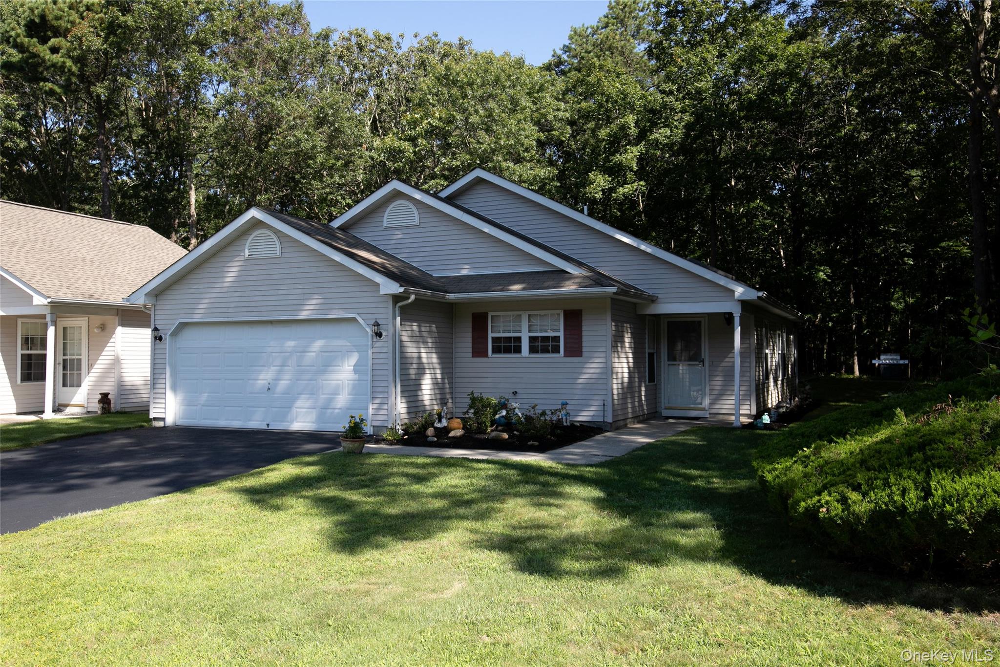 10 Greenbriar Court, Middle Island, NY 11953