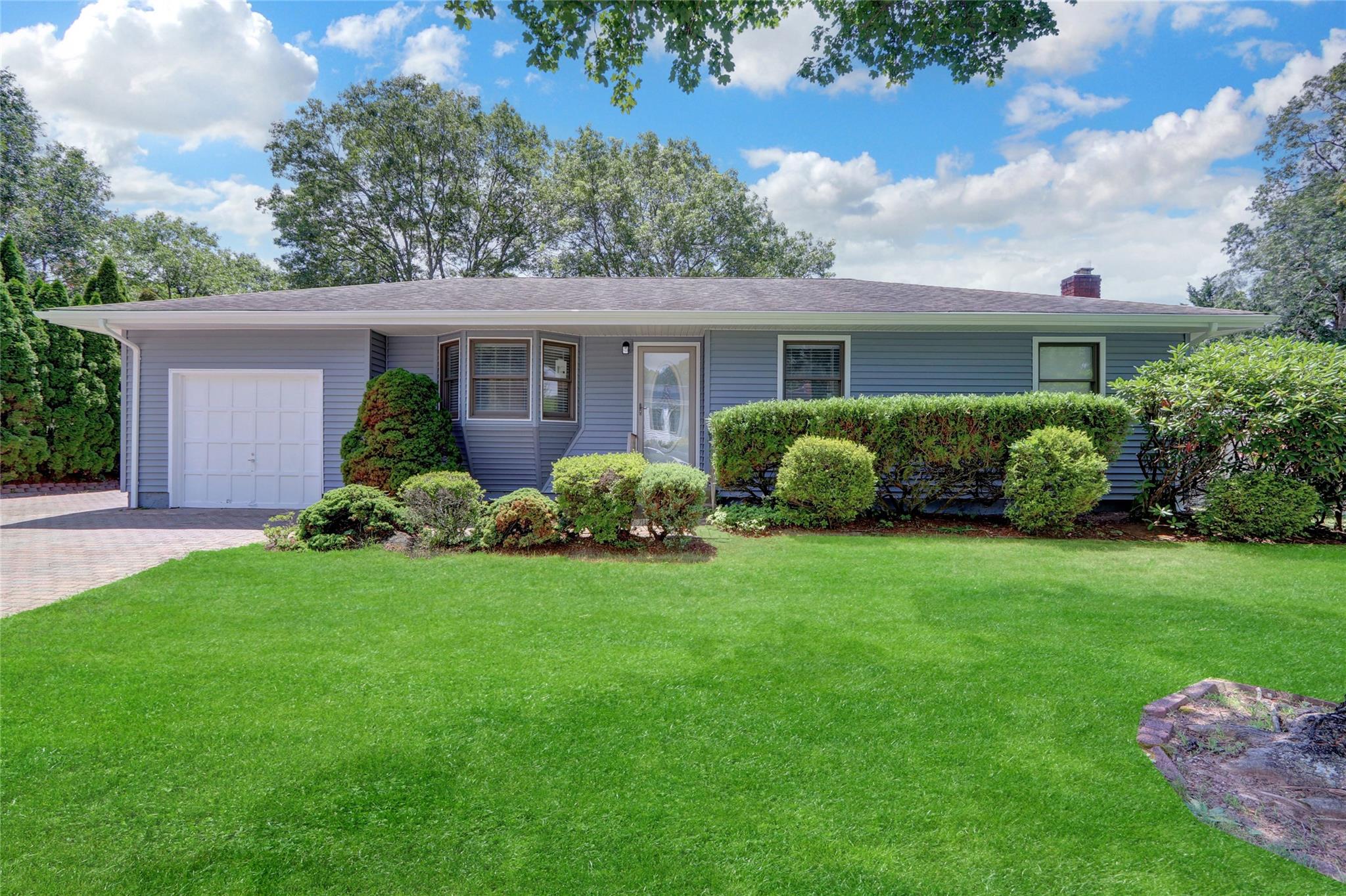 2 Dreamland Street, Mastic, NY 11950