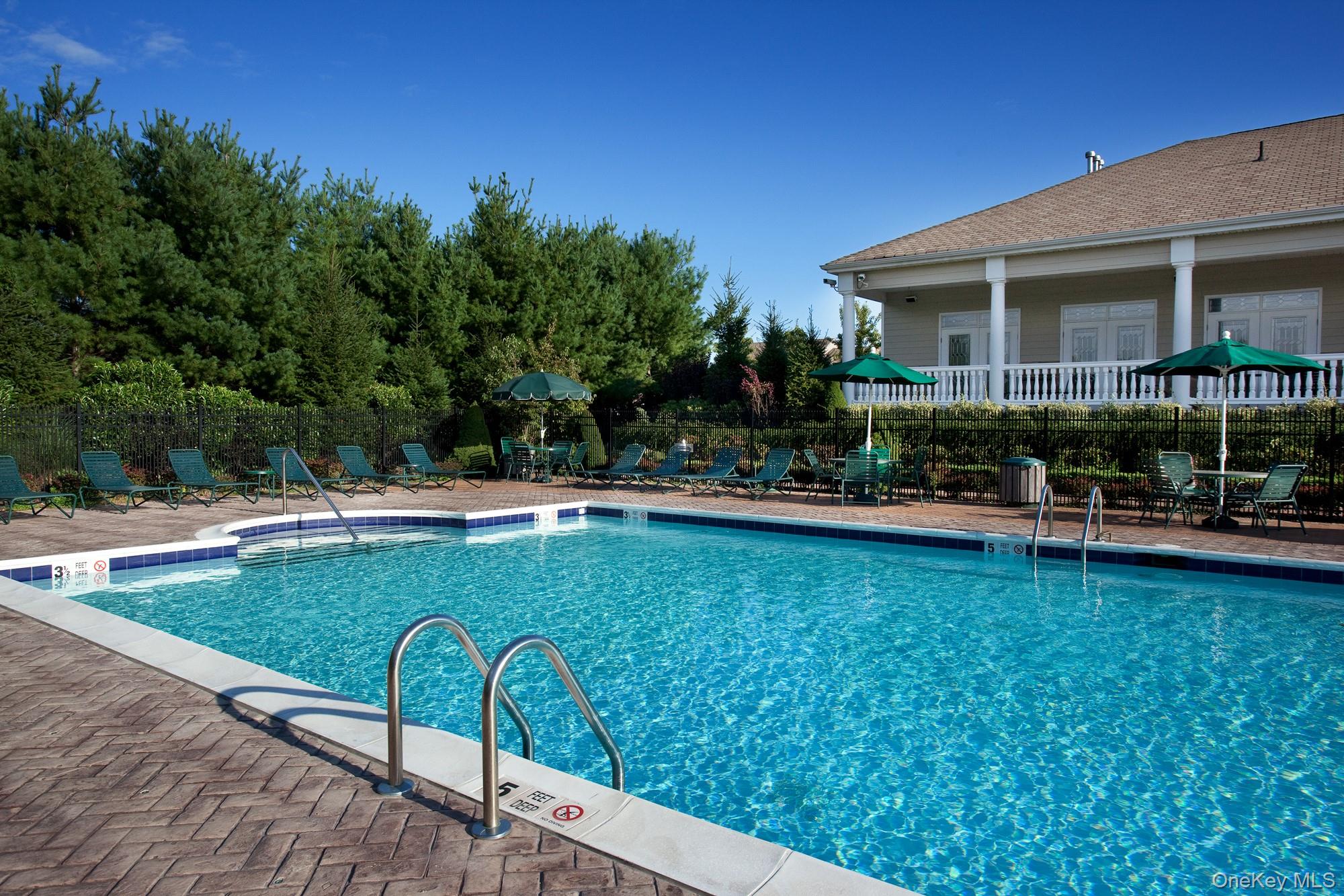 118 Pineview Lane # 118, Coram, NY 11727