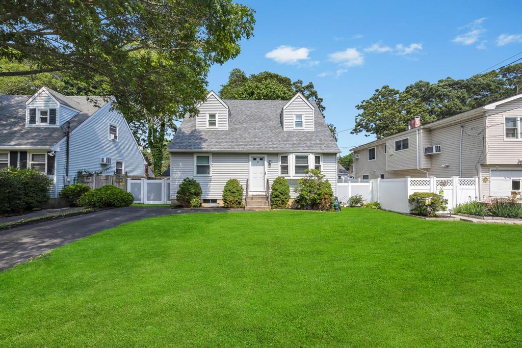 15 Halewood Drive, Shirley, NY 11967
