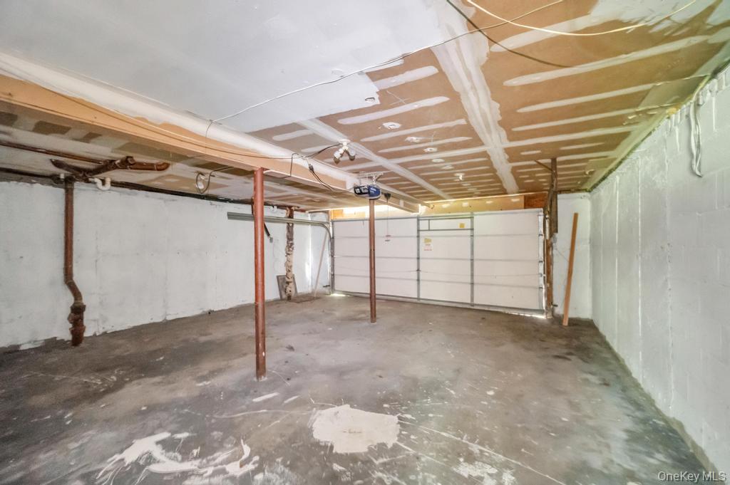 106 Woods Drive, Roslyn, NY 11576