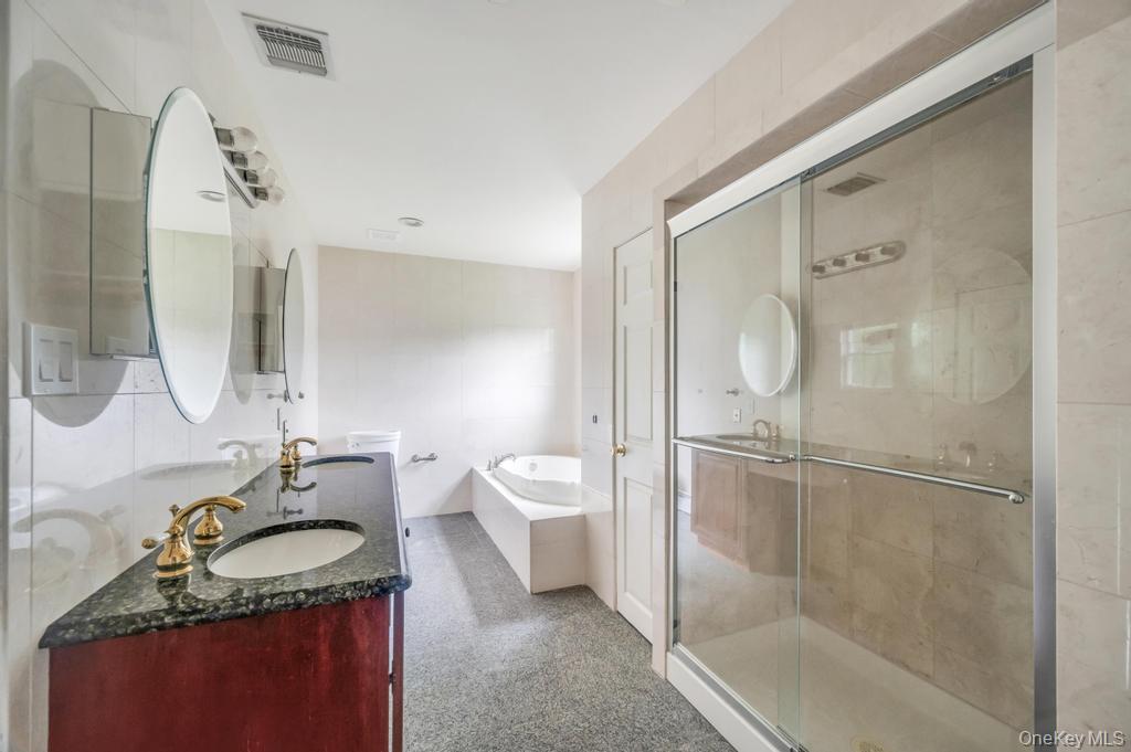 106 Woods Drive, Roslyn, NY 11576