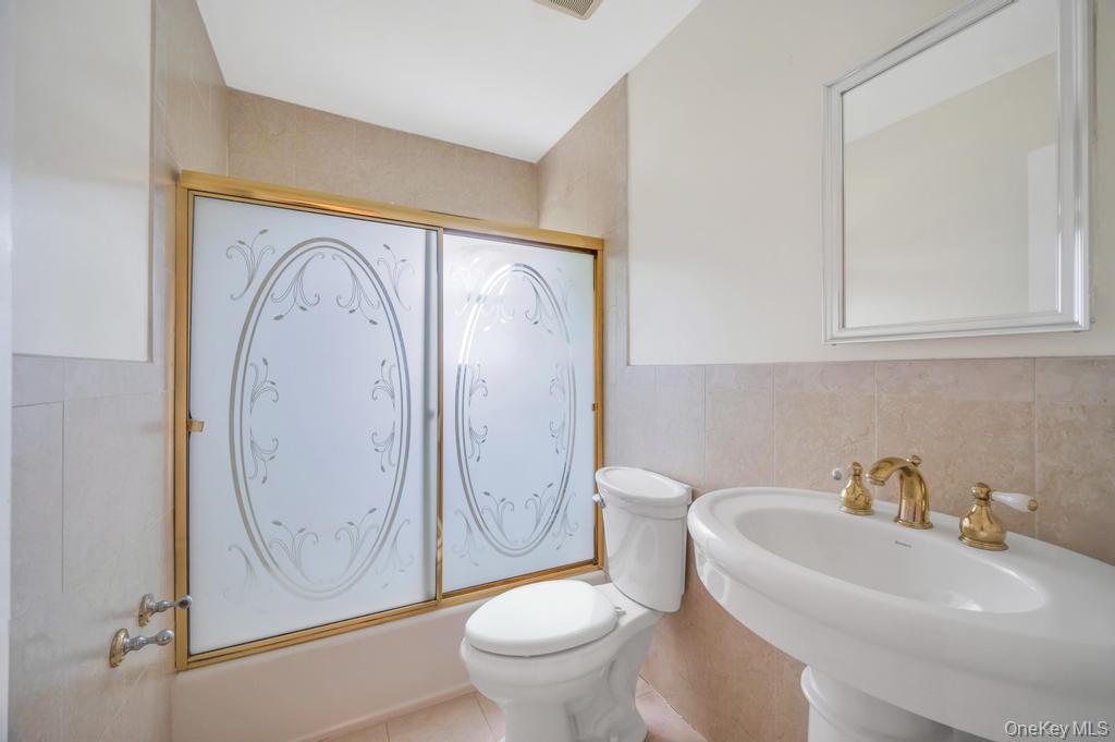 106 Woods Drive, Roslyn, NY 11576