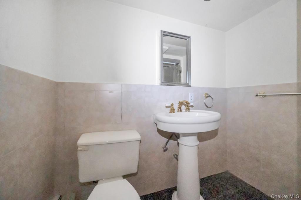 106 Woods Drive, Roslyn, NY 11576