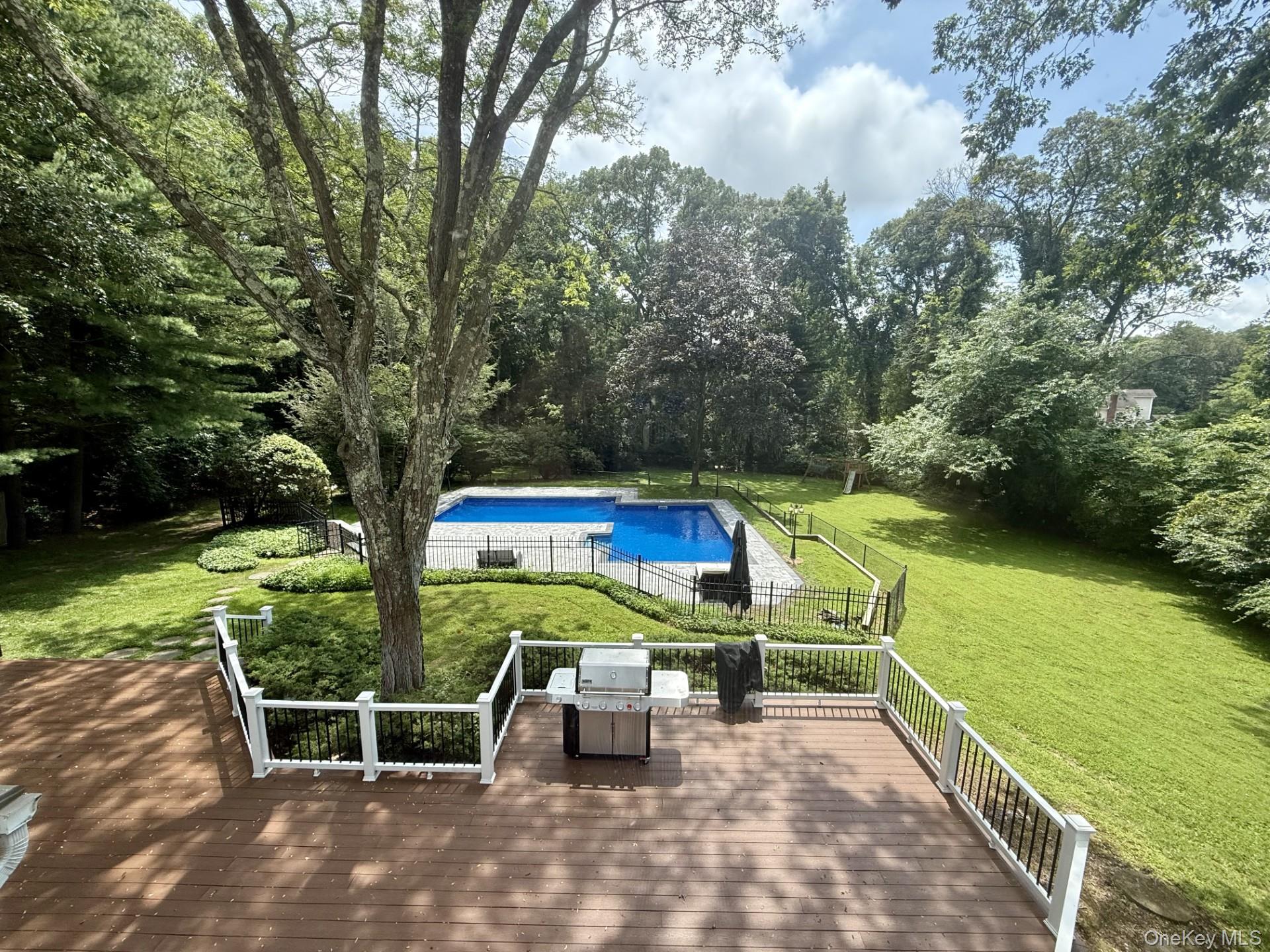 7 Northwood Court, Dix Hills, NY 11746