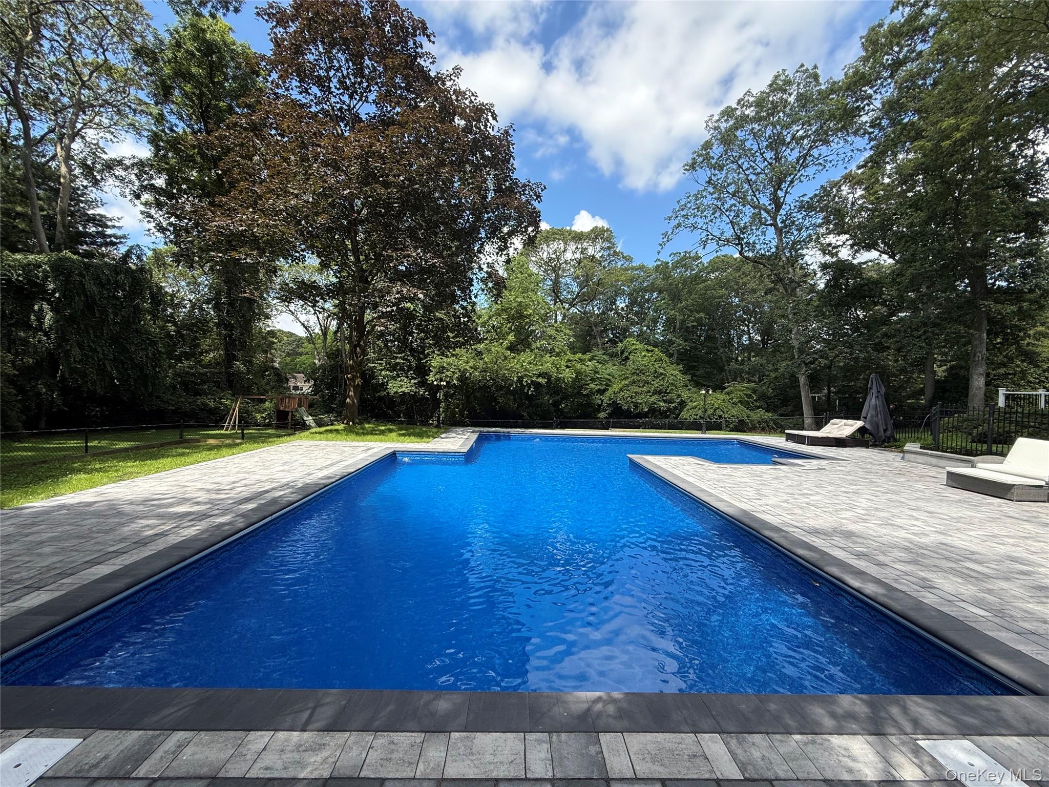 7 Northwood Court, Dix Hills, NY 11746