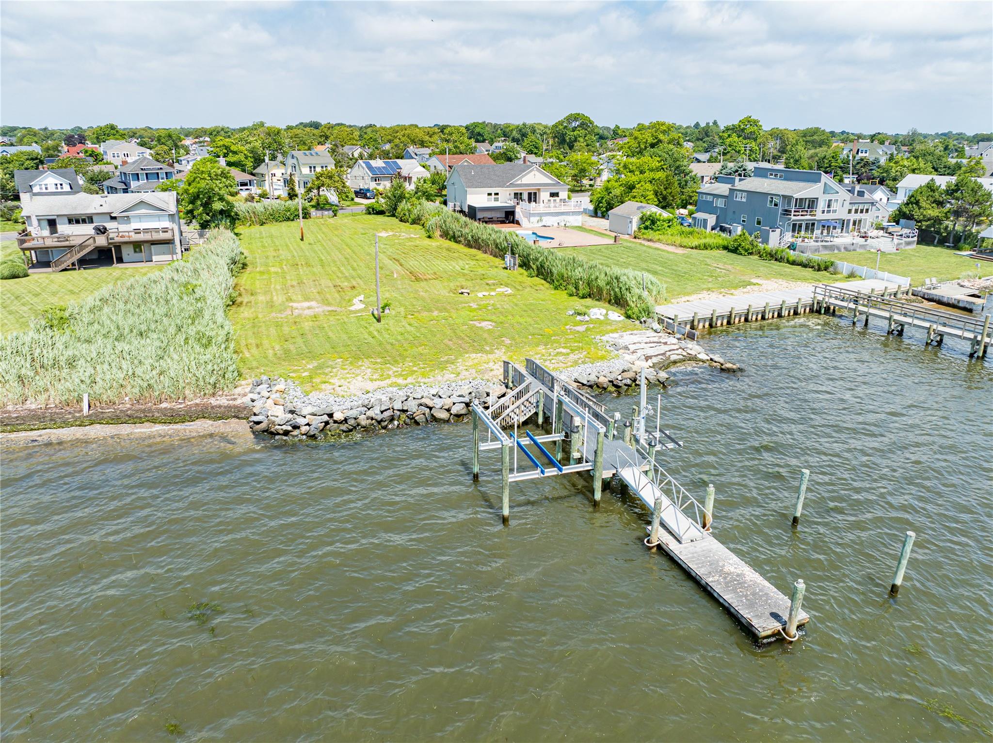 32 Unqua Place, Amityville, NY 11701