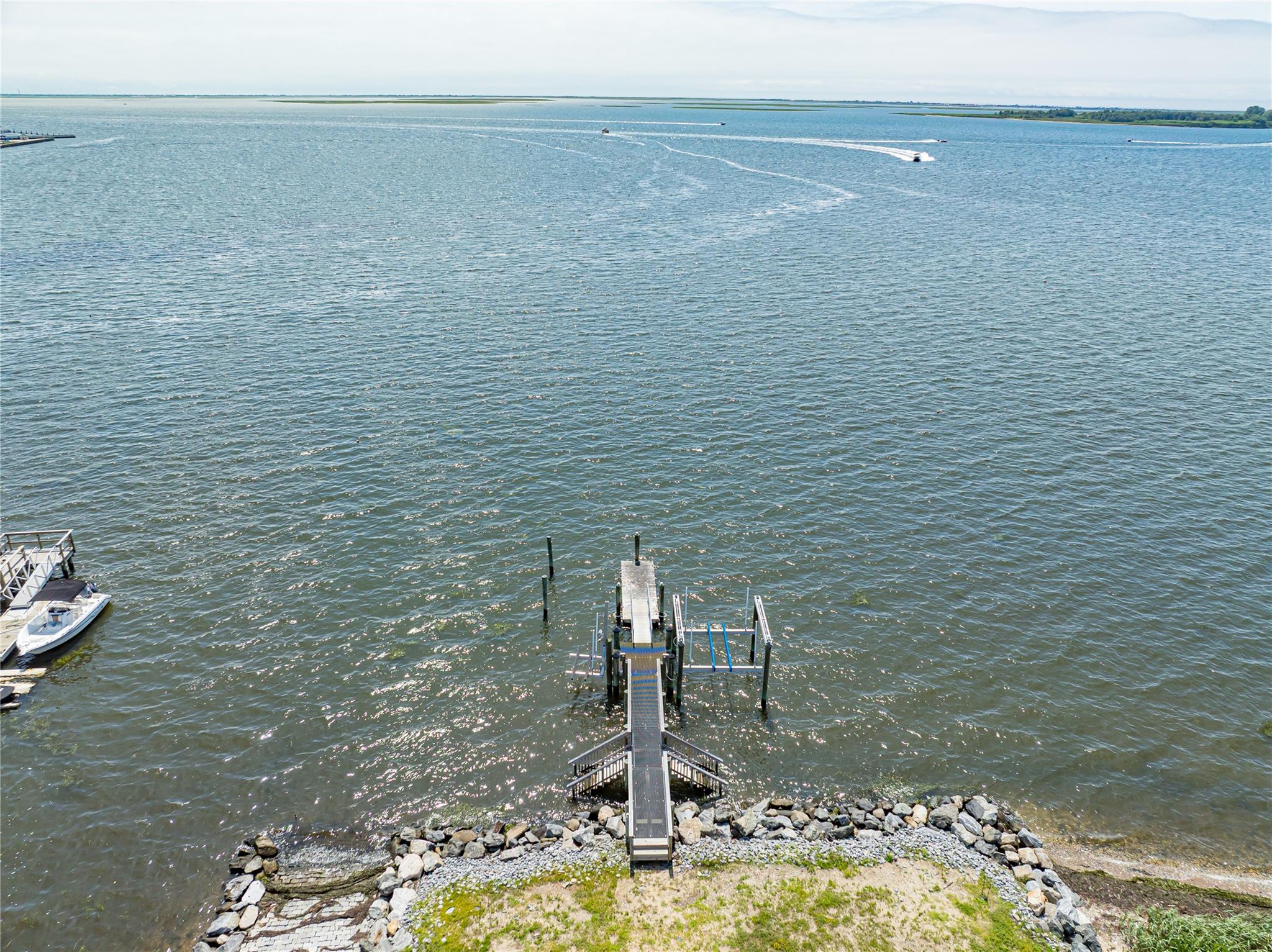 32 Unqua Place, Amityville, NY 11701