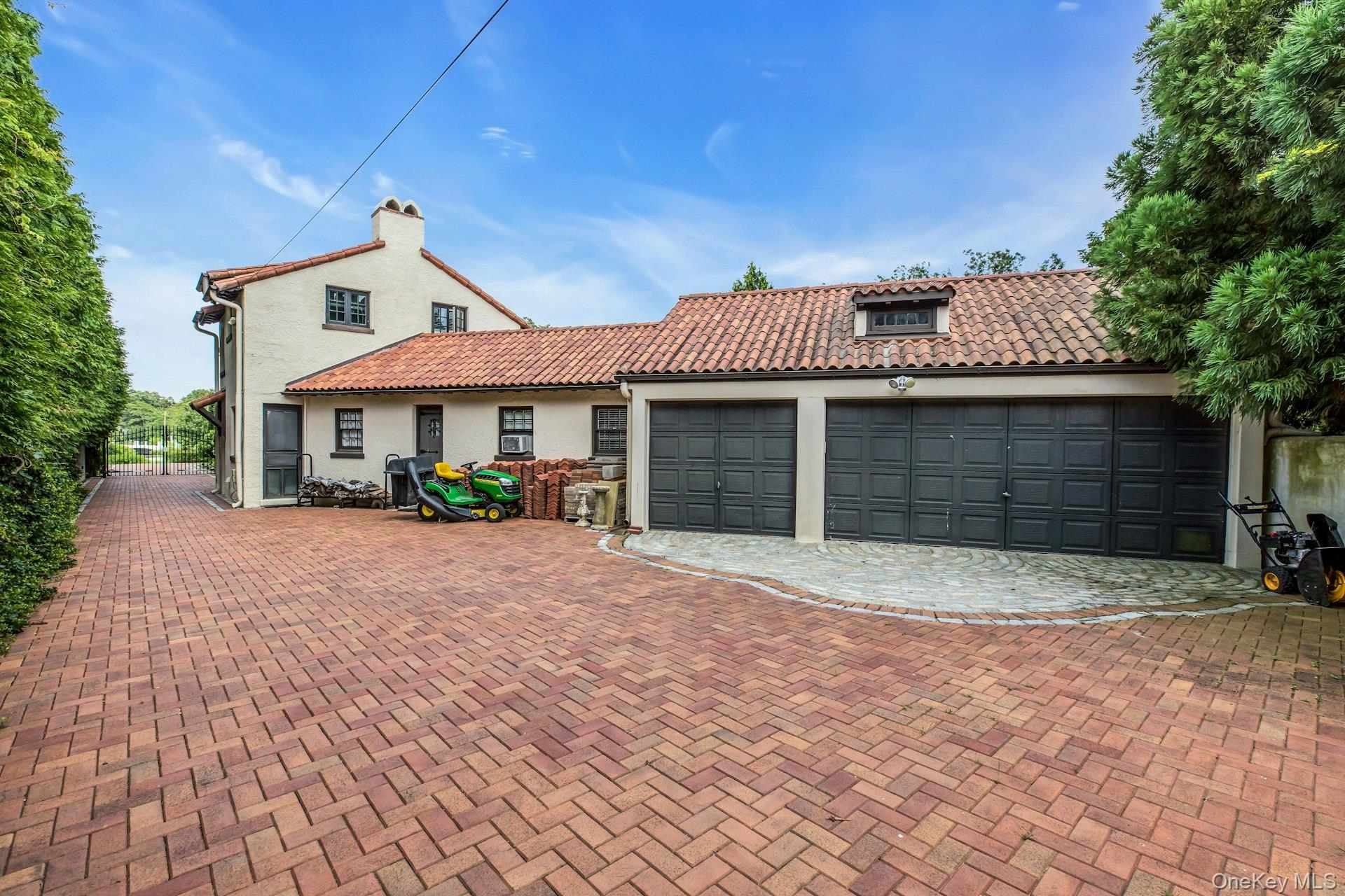 259 Lakeview Avenue W, Brightwaters, NY 11718