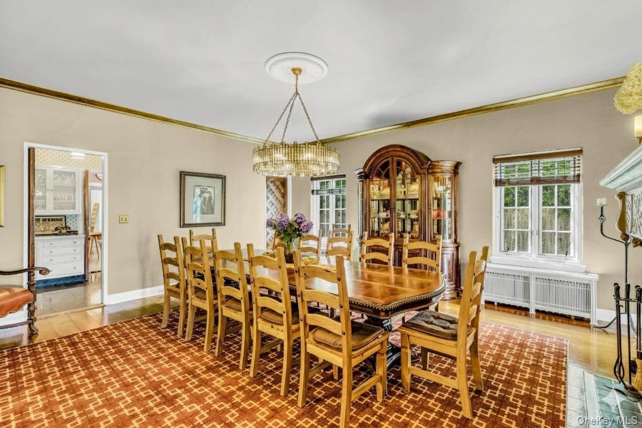 259 Lakeview Avenue W, Brightwaters, NY 11718