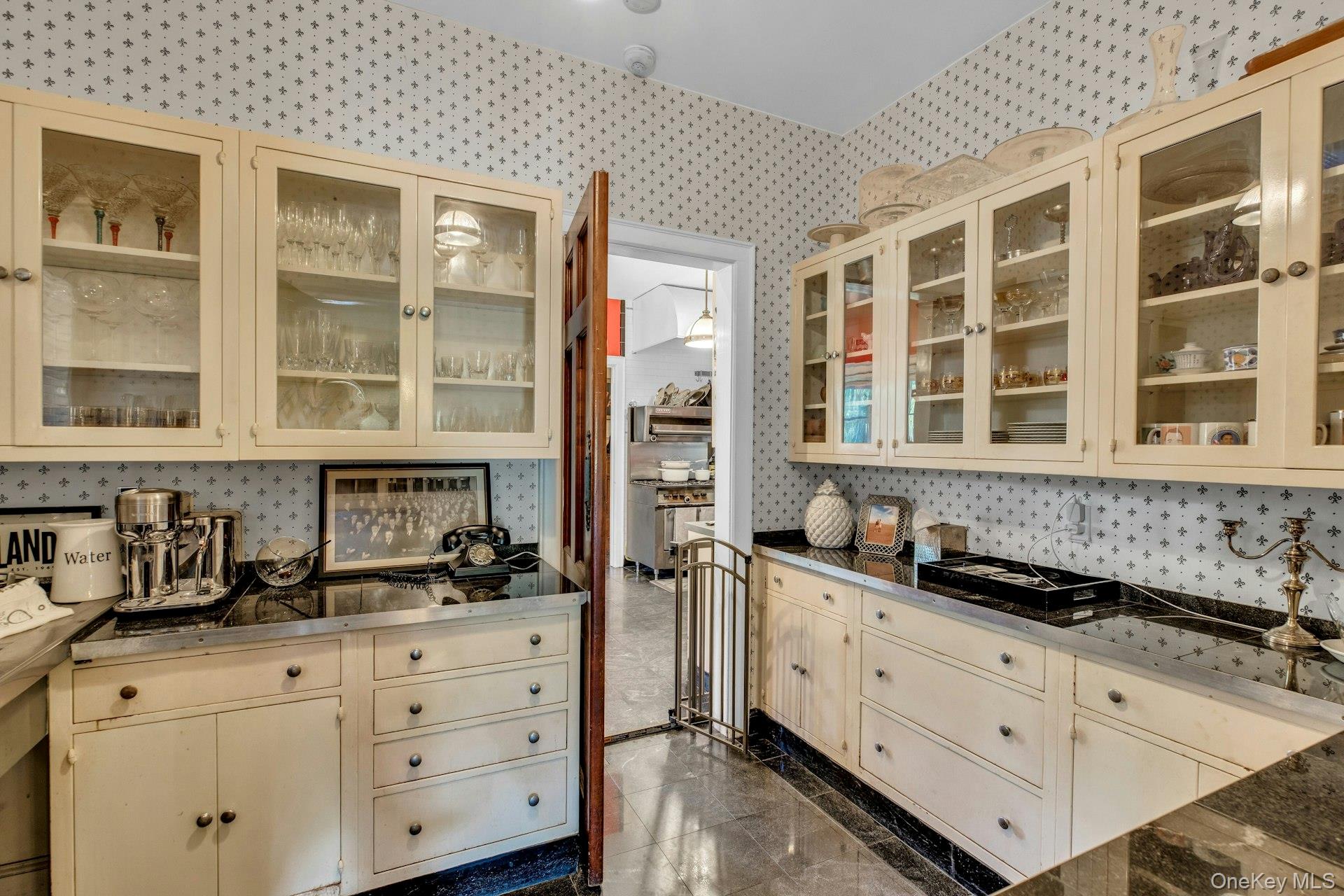 259 Lakeview Avenue W, Brightwaters, NY 11718