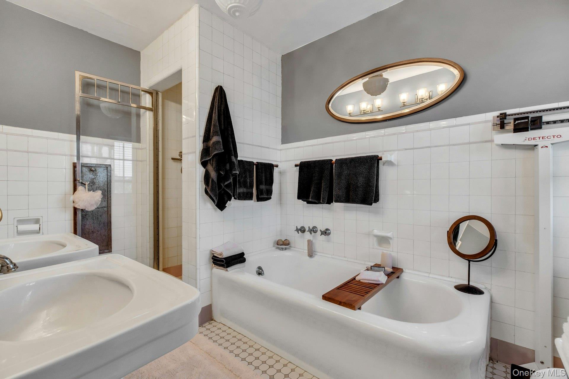 259 Lakeview Avenue W, Brightwaters, NY 11718