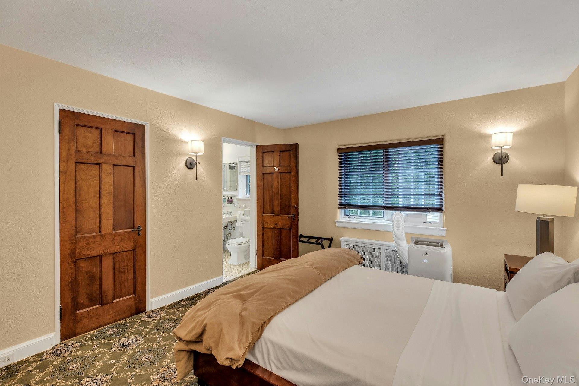 259 Lakeview Avenue W, Brightwaters, NY 11718