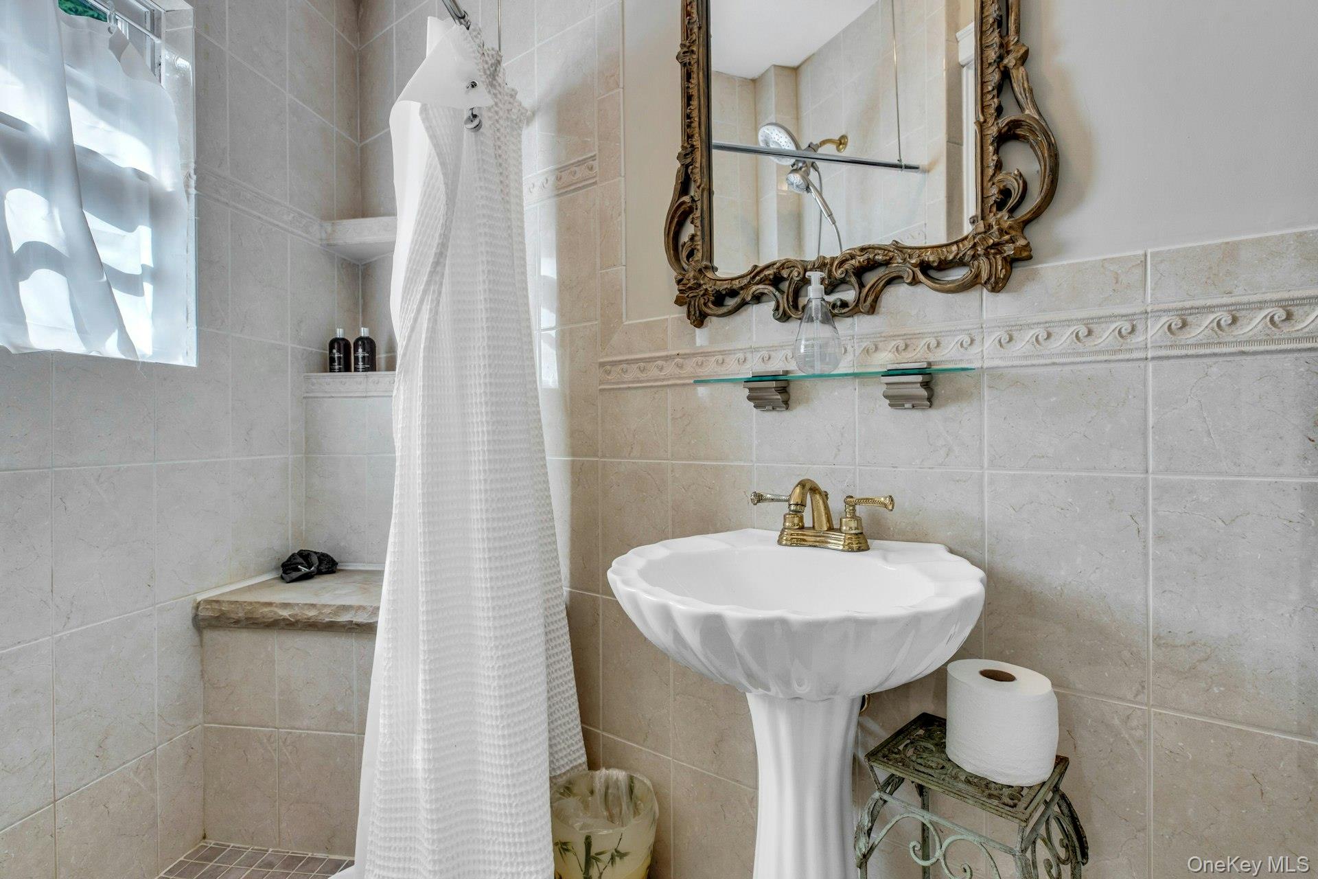 259 Lakeview Avenue W, Brightwaters, NY 11718