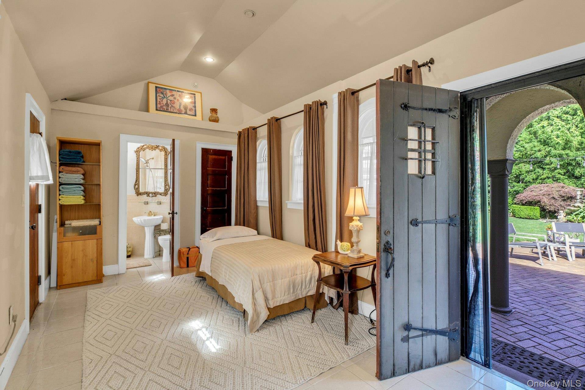 259 Lakeview Avenue W, Brightwaters, NY 11718