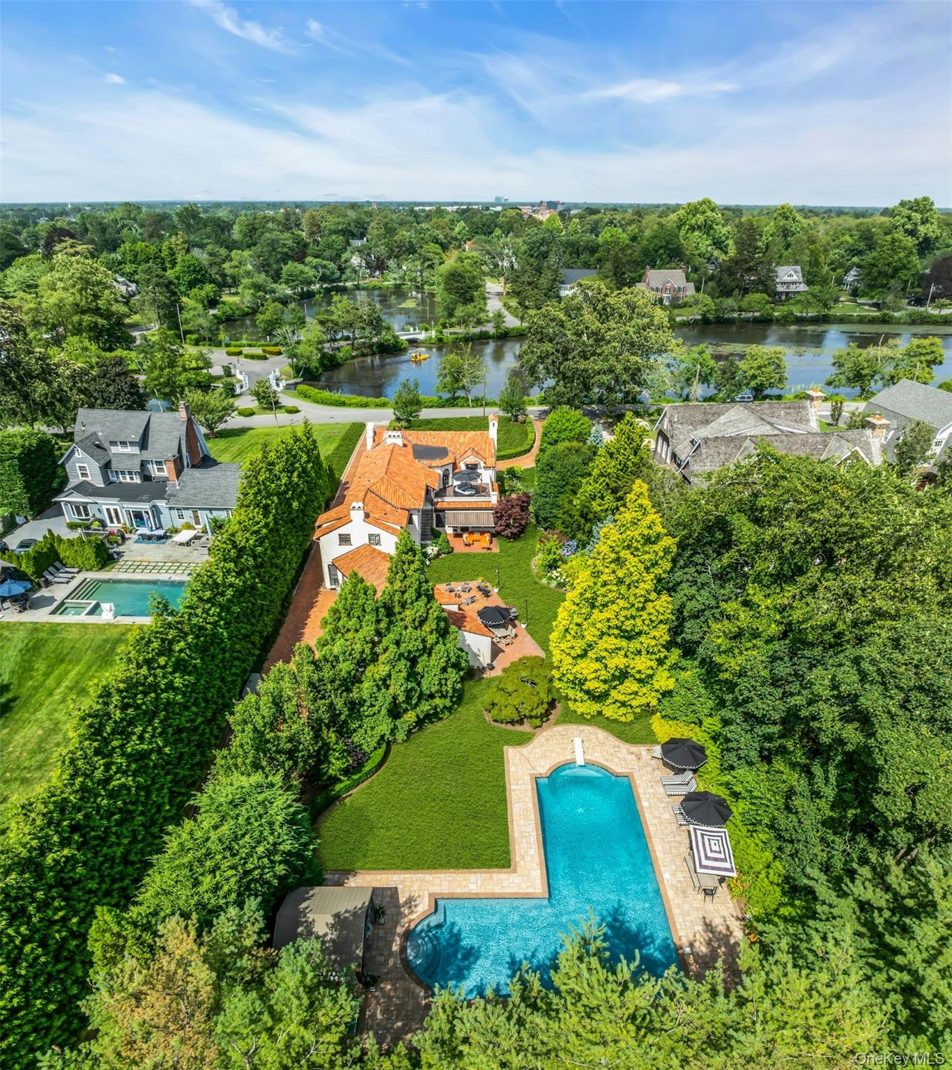 259 Lakeview Avenue W, Brightwaters, NY 11718