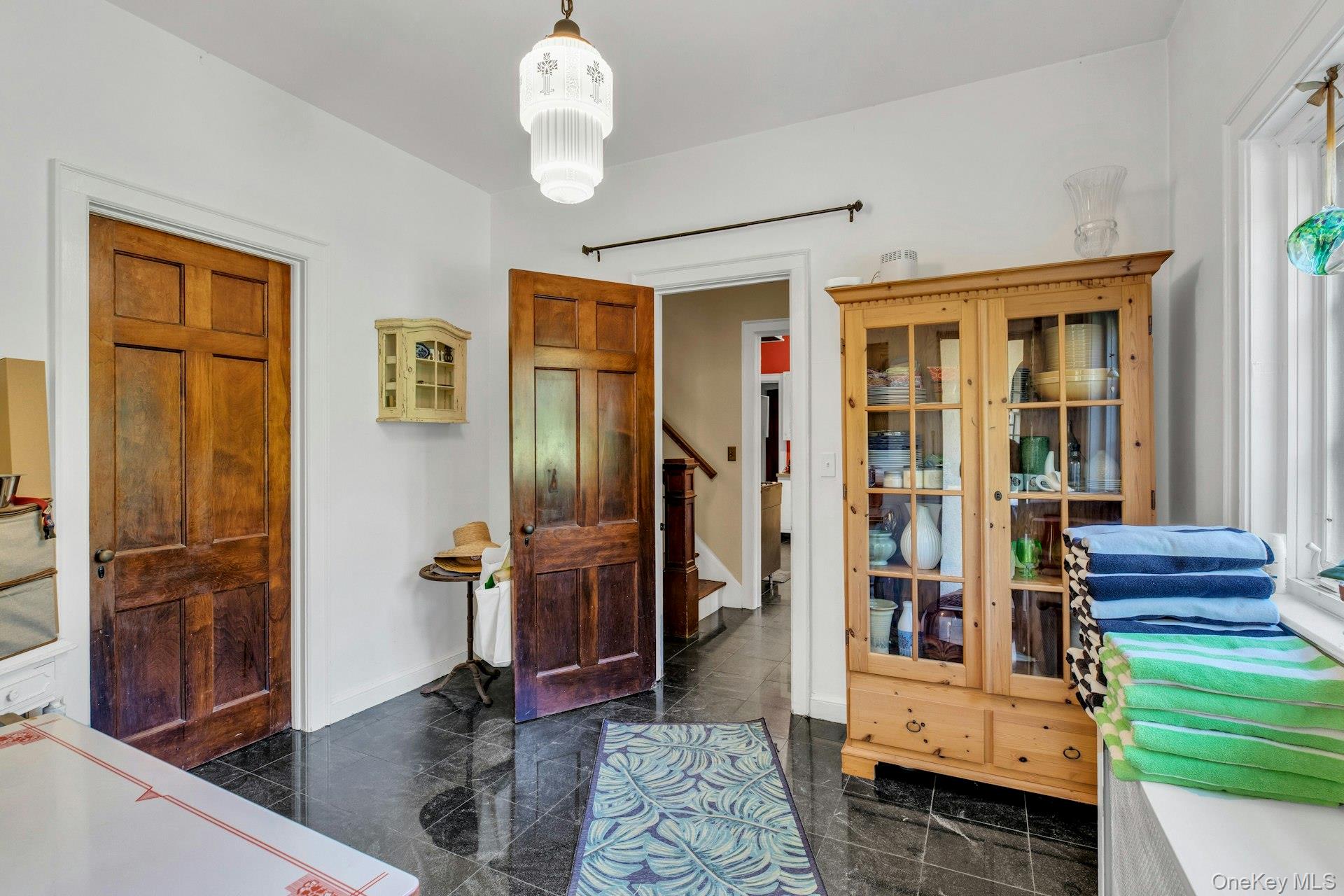 259 Lakeview Avenue W, Brightwaters, NY 11718