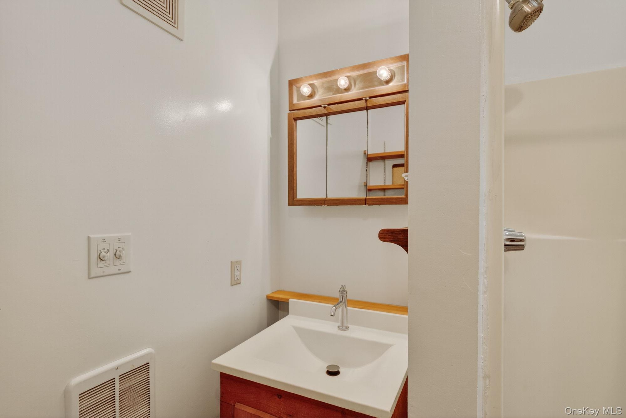 27 Old Wagon Road, Woodstock, NY 12498