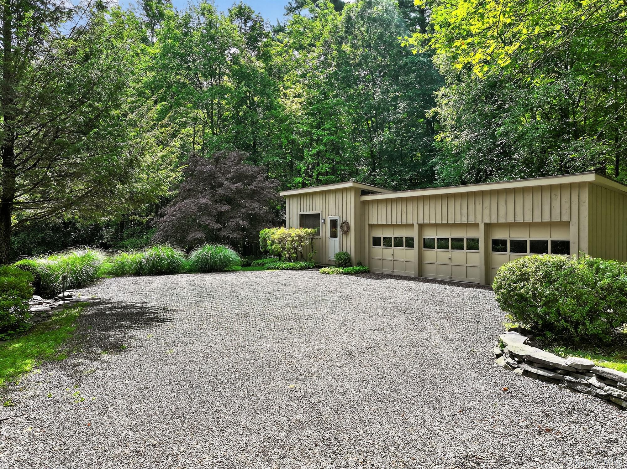 27 Old Wagon Road, Woodstock, NY 12498