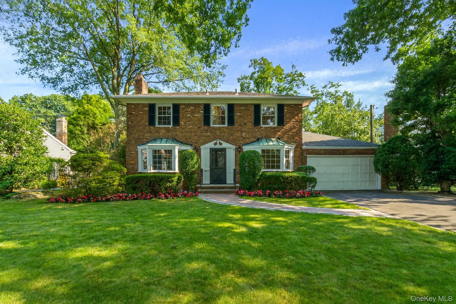 6 Roderick Lane, Garden City, NY 11530