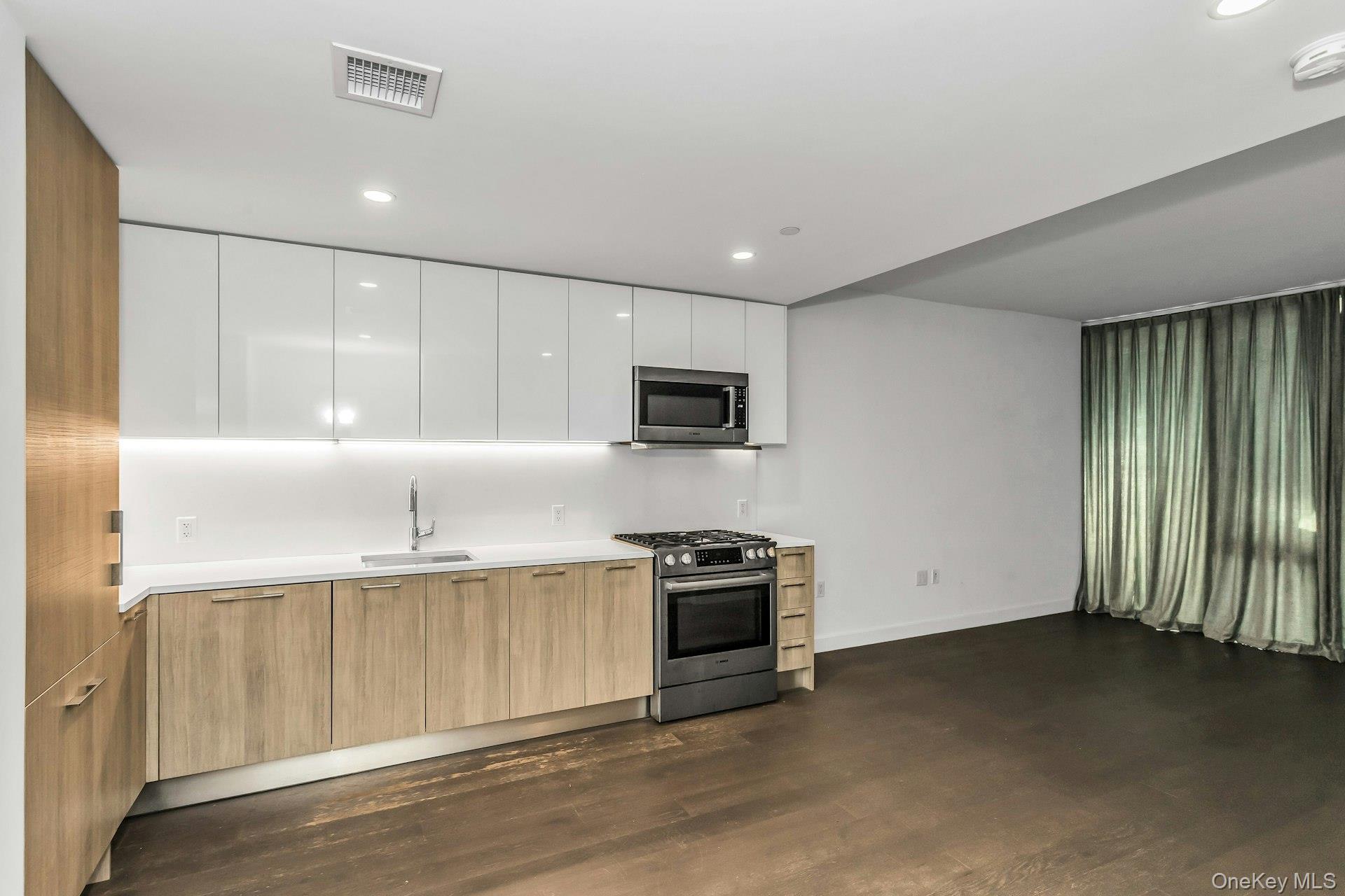 131-03 40th Road # 10E, Flushing, NY 11354