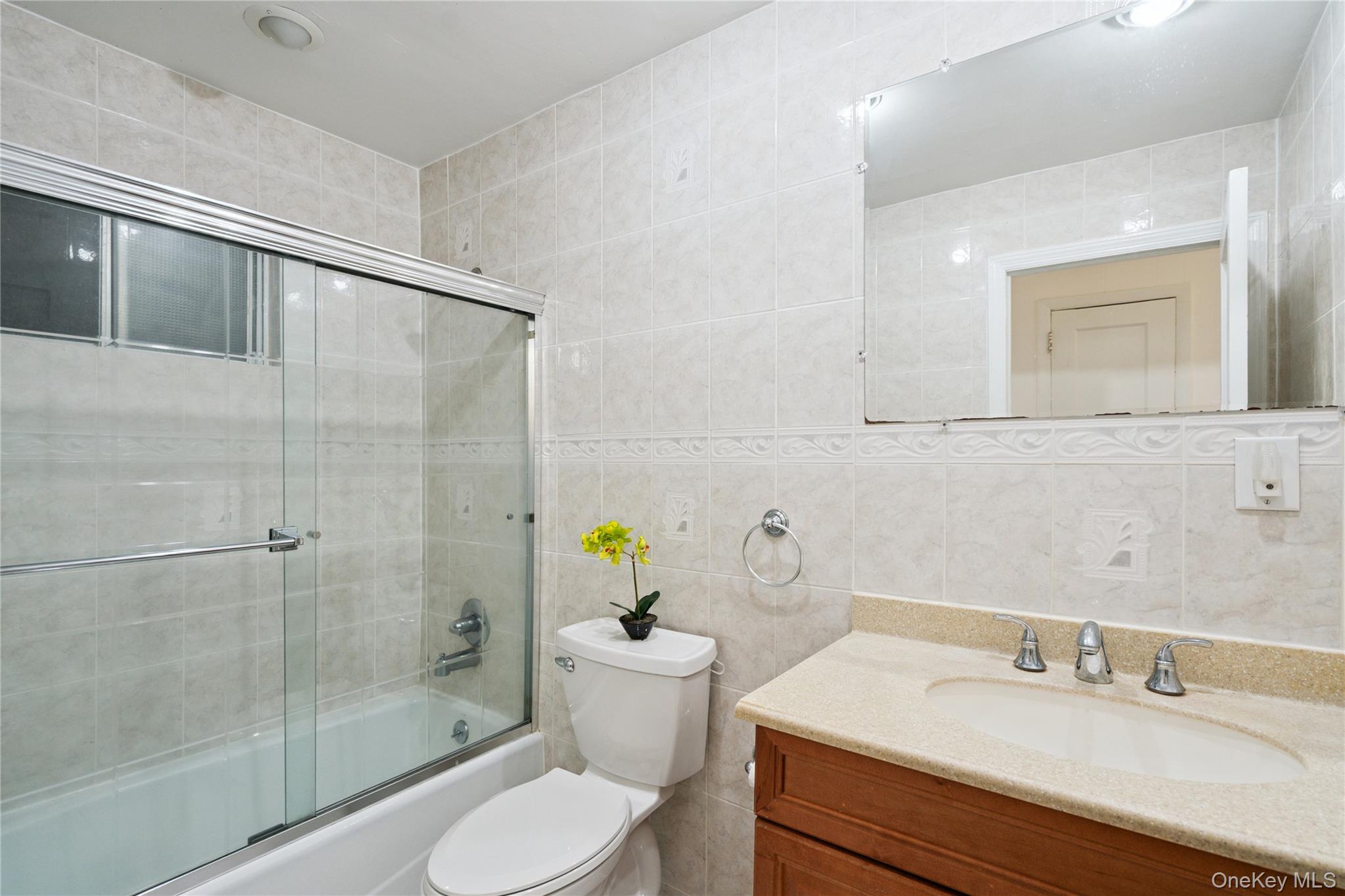 11 Sunrise Street, Plainview, NY 11803