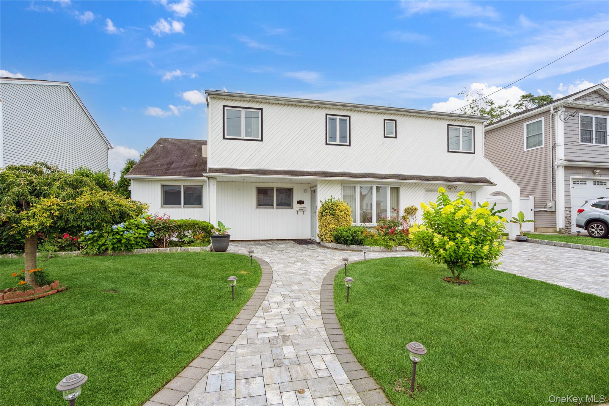 11 Sunrise Street, Plainview, NY 11803