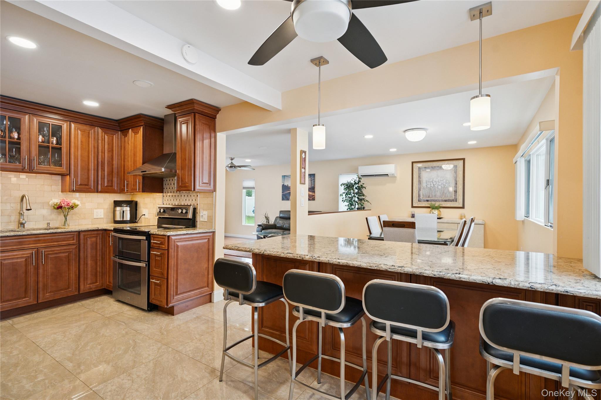 11 Sunrise Street, Plainview, NY 11803