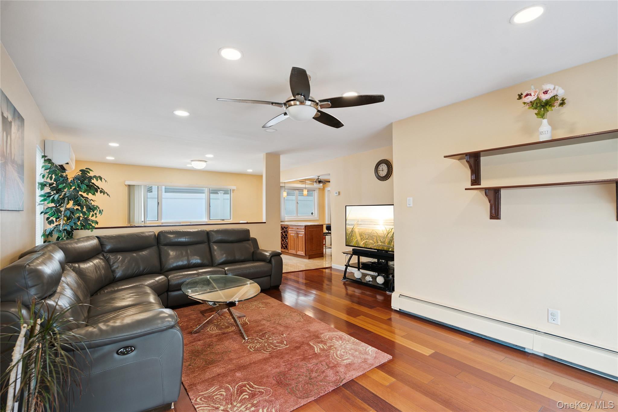 11 Sunrise Street, Plainview, NY 11803