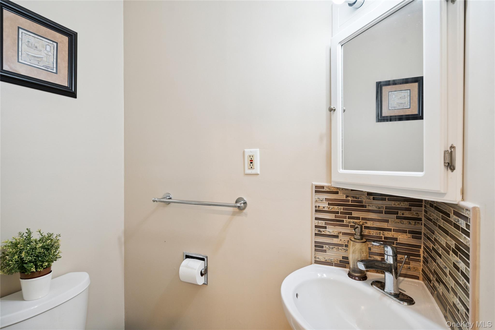 11 Sunrise Street, Plainview, NY 11803