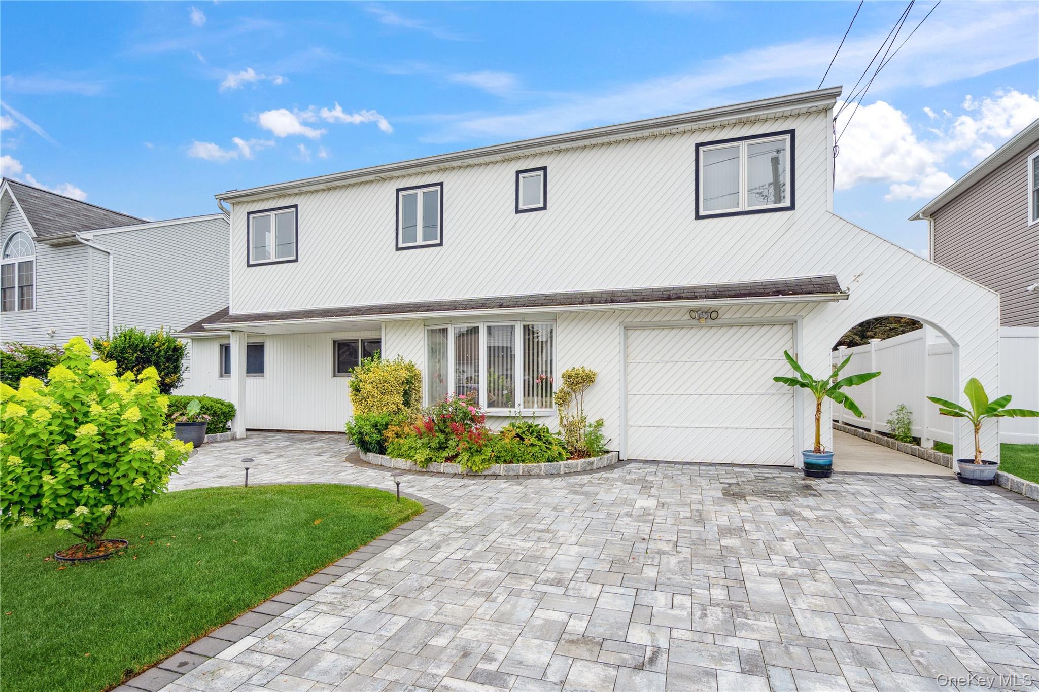 11 Sunrise Street, Plainview, NY 11803