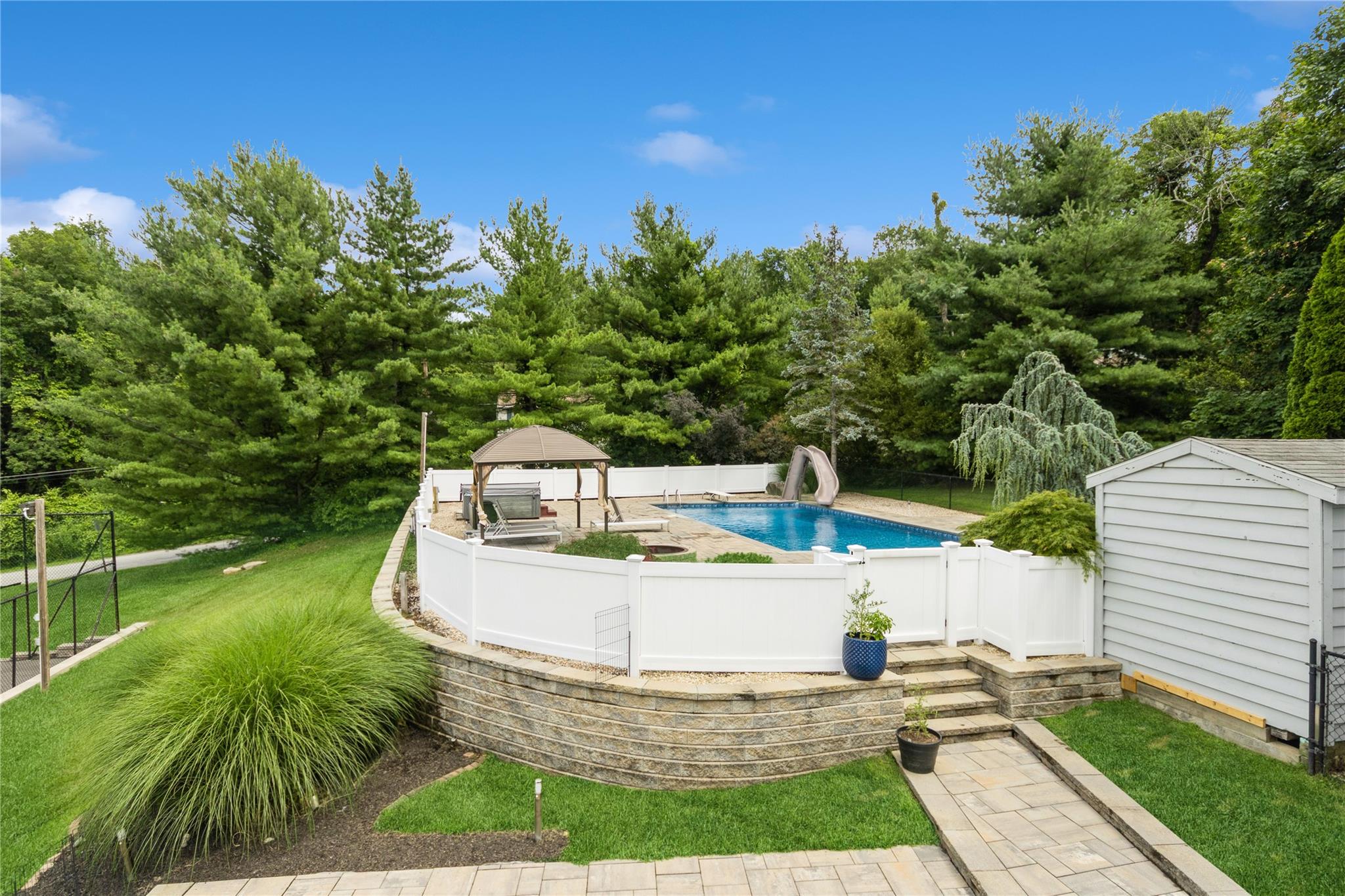 14 Gleneida Boulevard, Mahopac, NY 10541