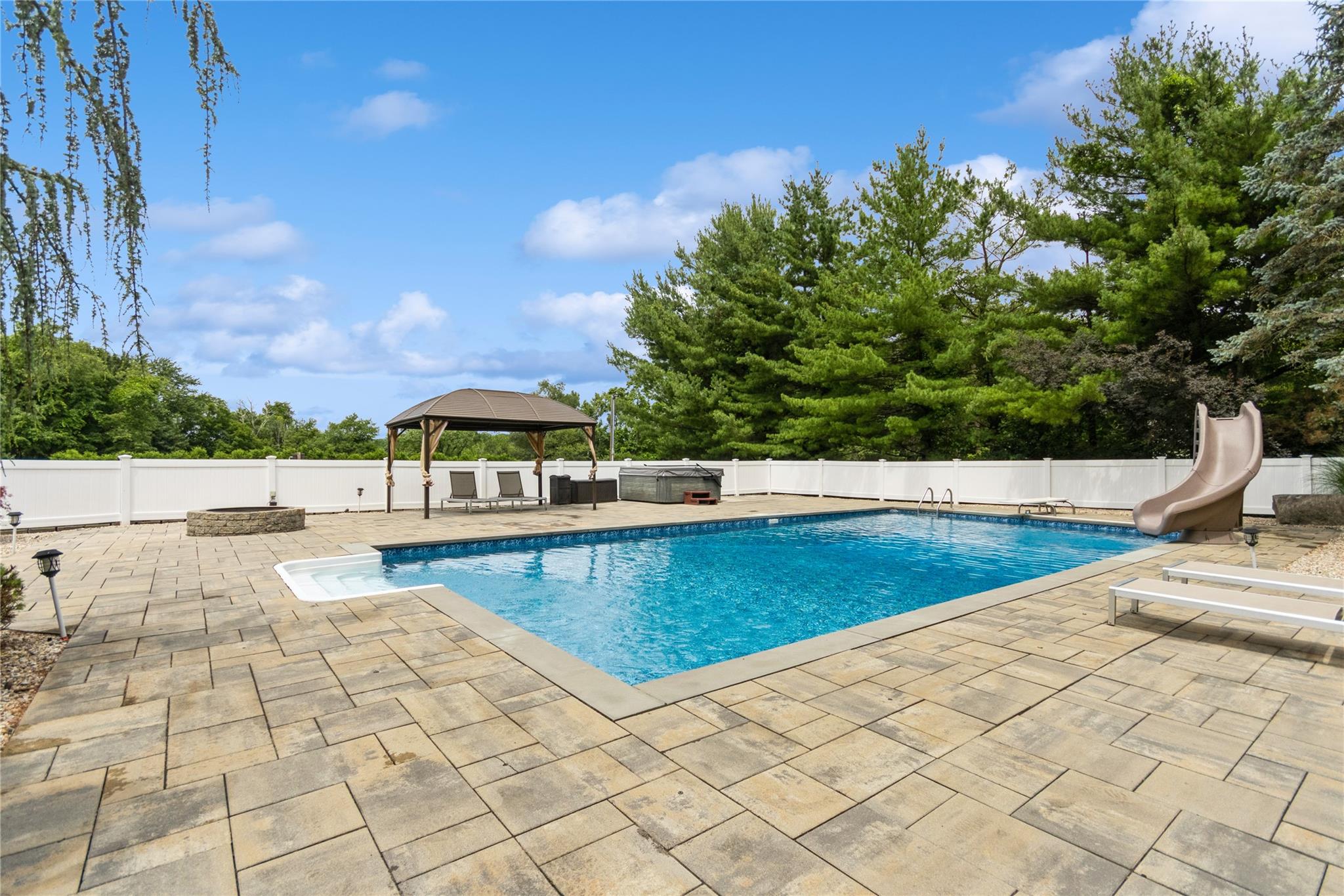 14 Gleneida Boulevard, Mahopac, NY 10541