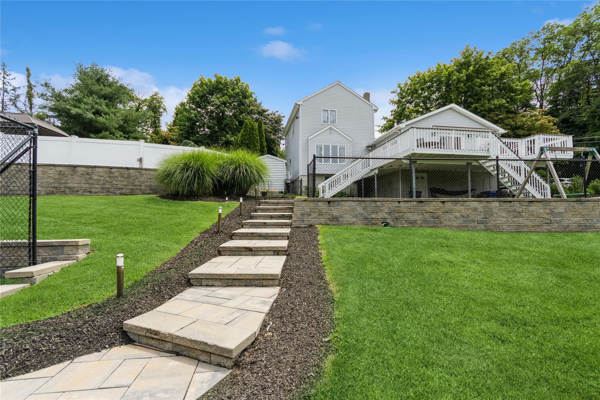 14 Gleneida Boulevard, Mahopac, NY 10541