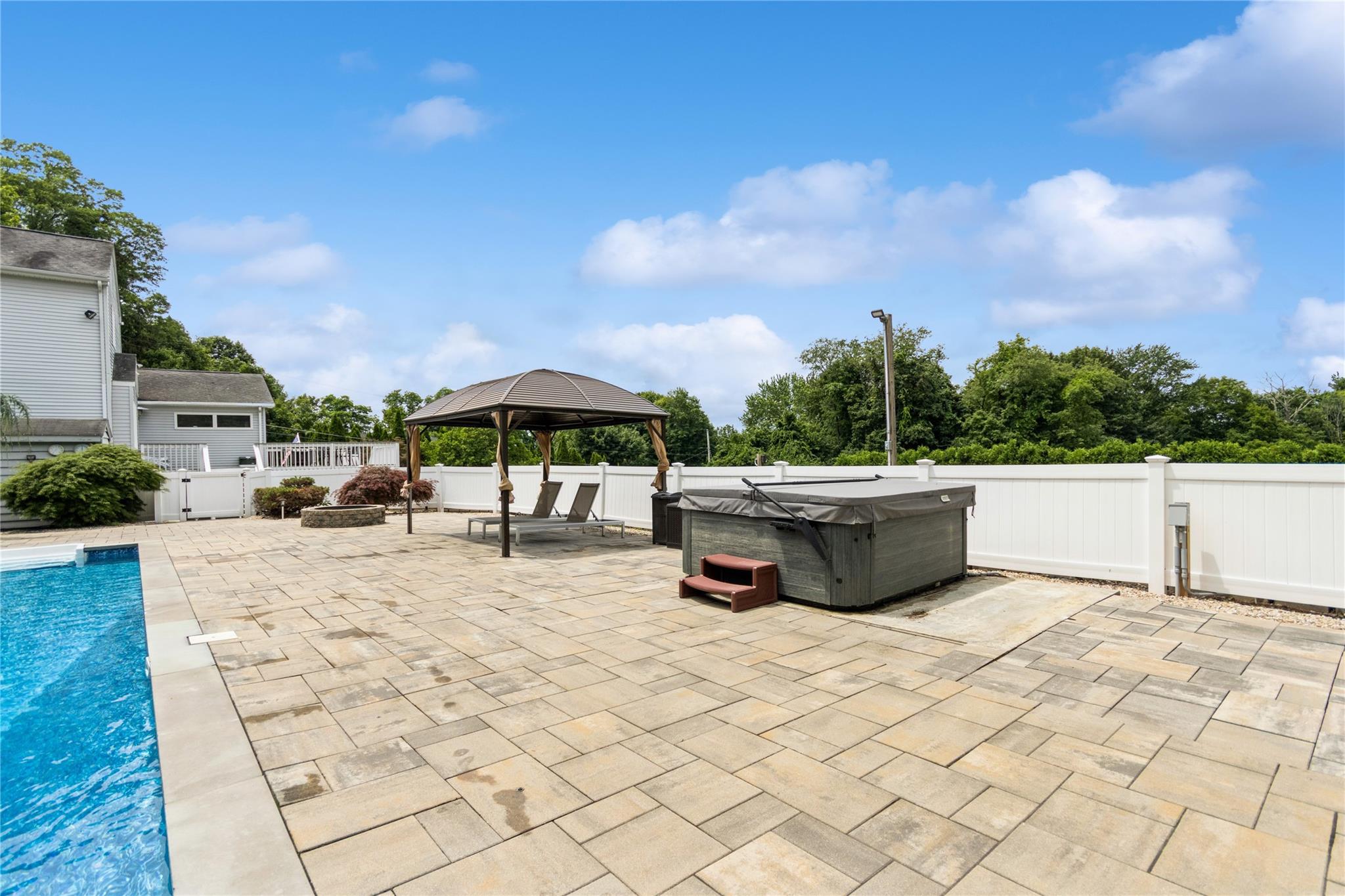 14 Gleneida Boulevard, Mahopac, NY 10541