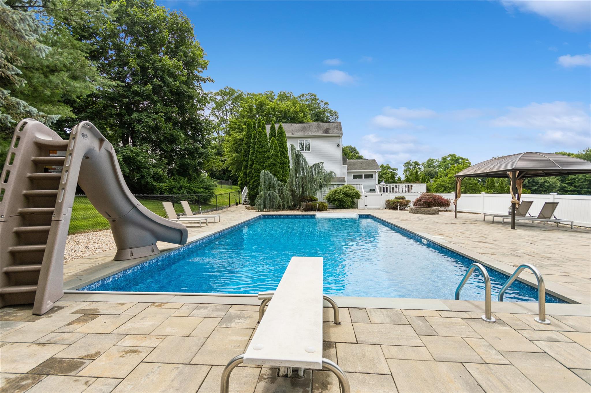 14 Gleneida Boulevard, Mahopac, NY 10541