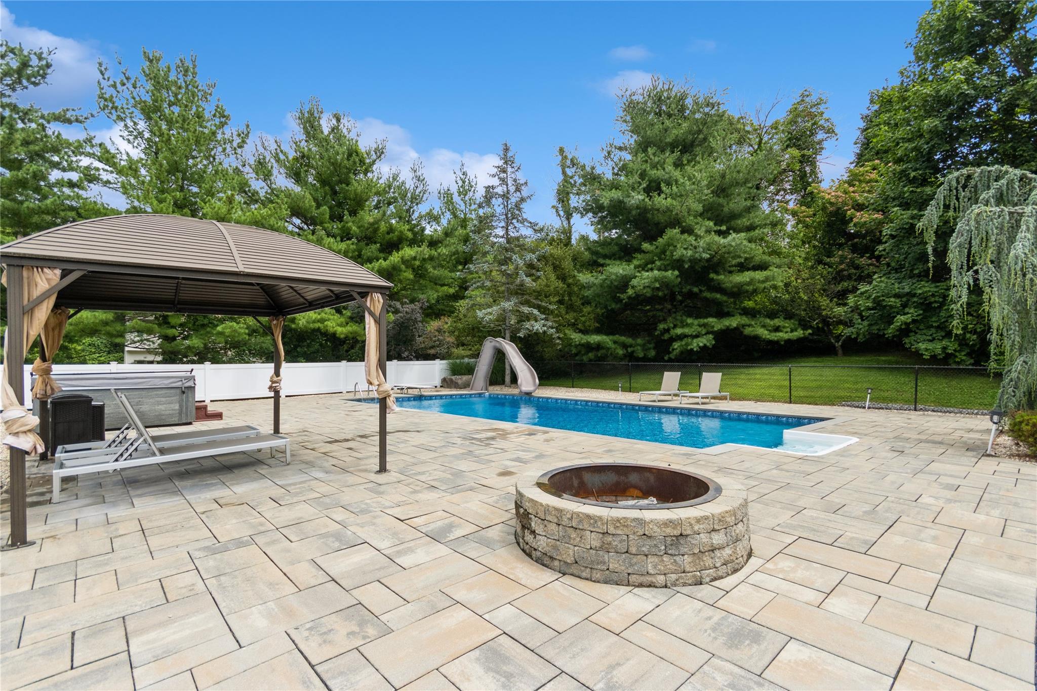 14 Gleneida Boulevard, Mahopac, NY 10541