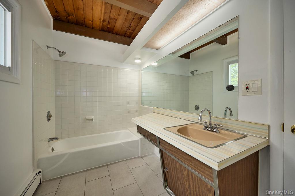 66 River Road, Hyde Park, NY 12538