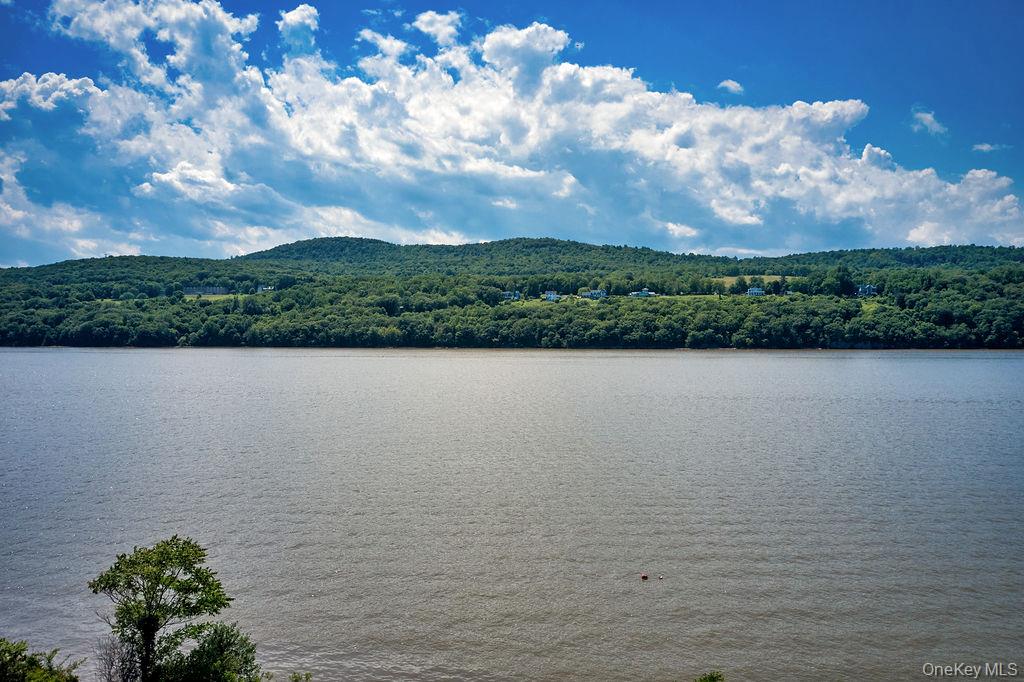 66 River Road, Hyde Park, NY 12538