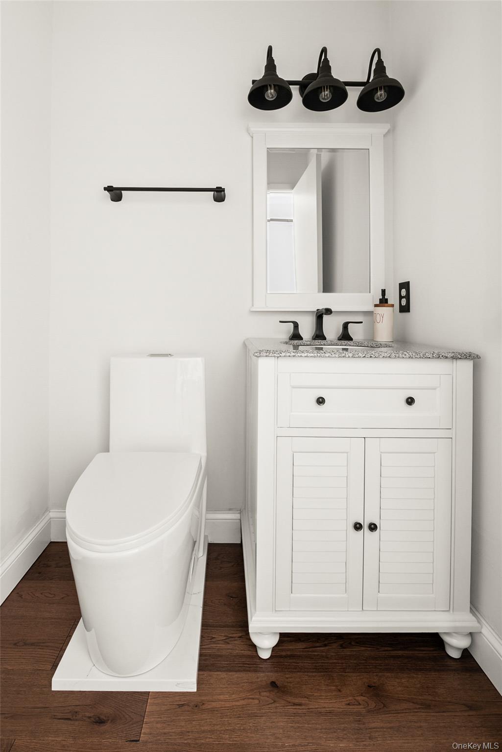 95 Erin Lane, Setauket, NY 11733