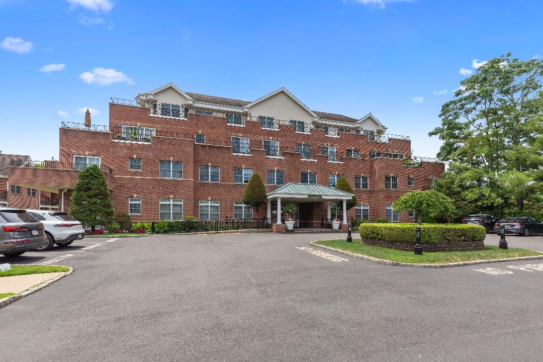 1 Portico Court # 102, Great Neck, NY 11021