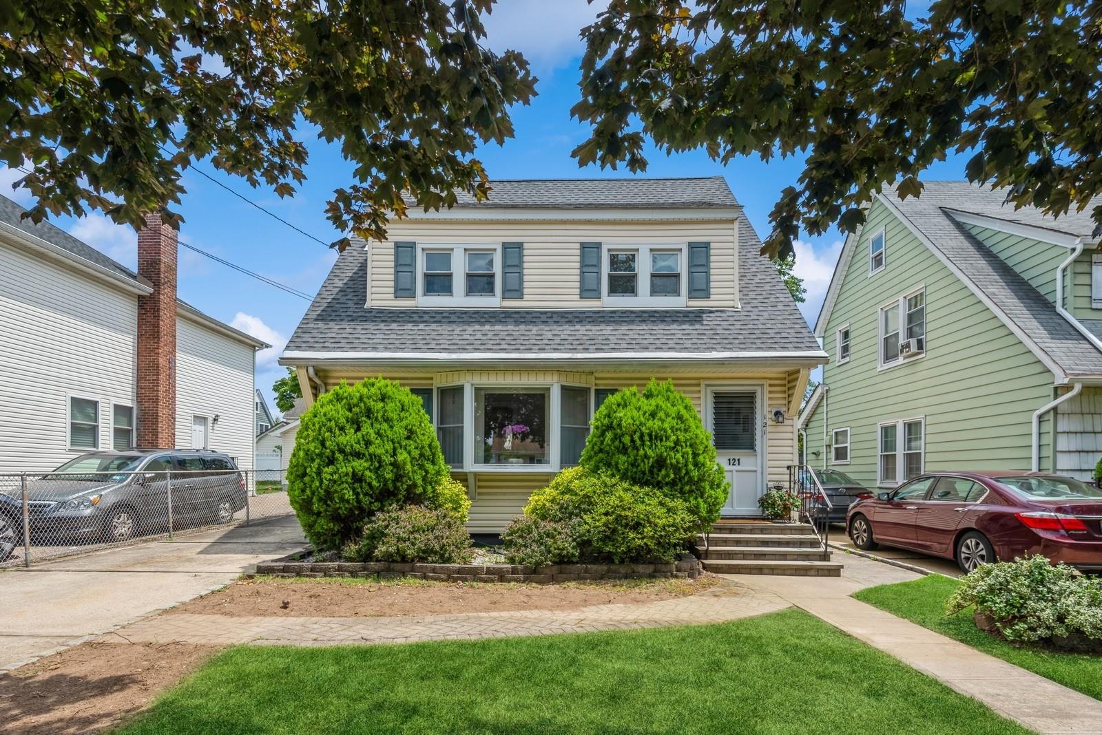 121 Campbell Avenue, Williston Park, NY 11596