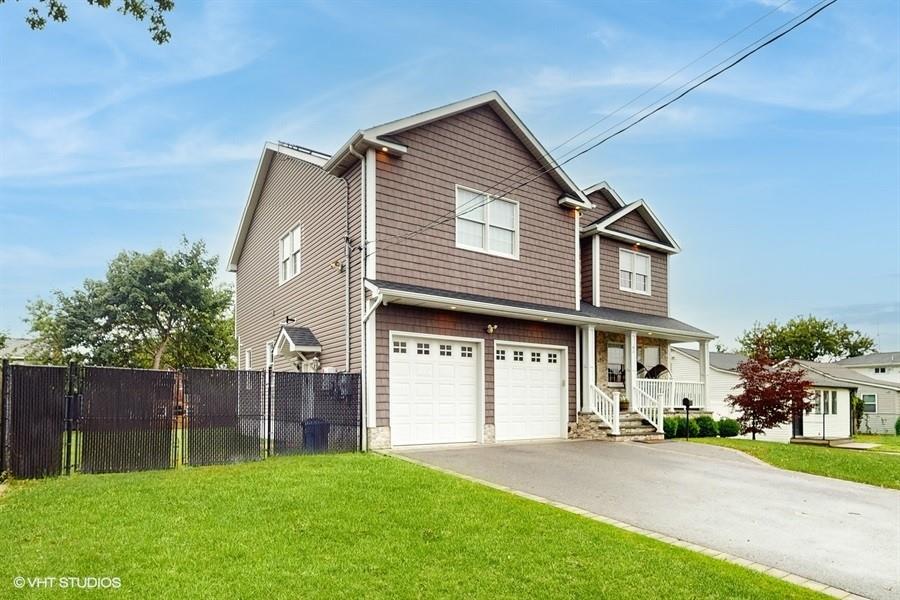 60 E Minerva Road, Lindenhurst, NY 11757