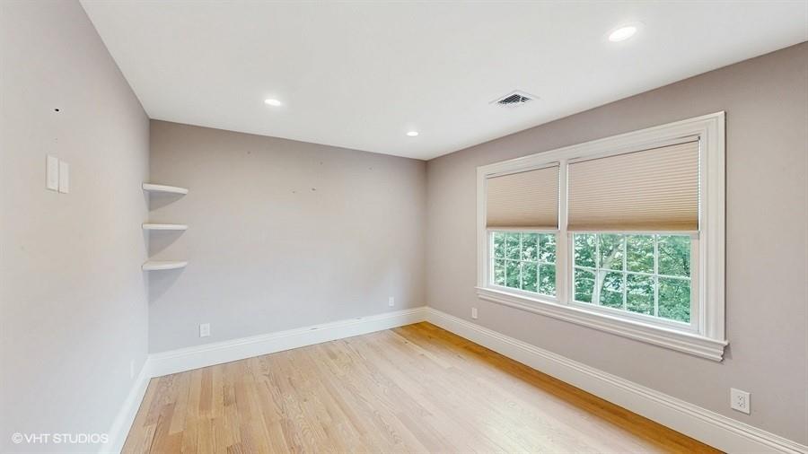 60 E Minerva Road, Lindenhurst, NY 11757