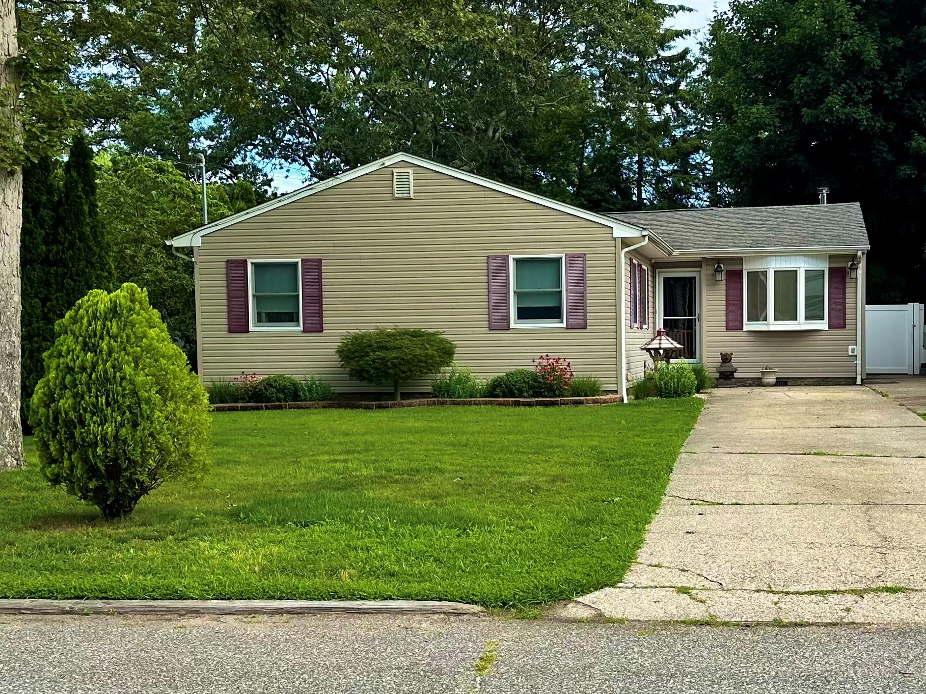 11 Applegate Drive, Mastic, NY 11950