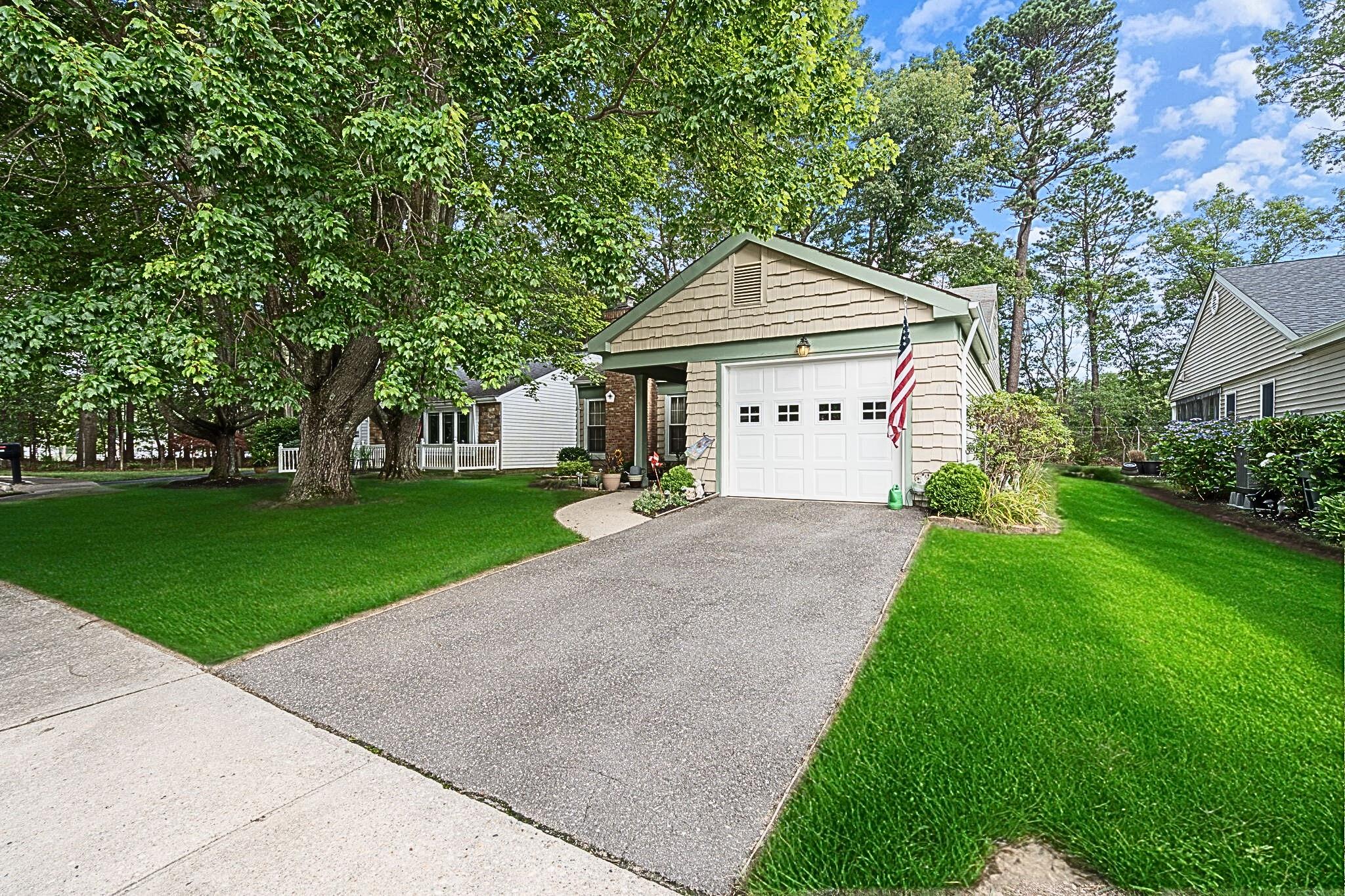 304 Kingston Court, Ridge, NY 11961